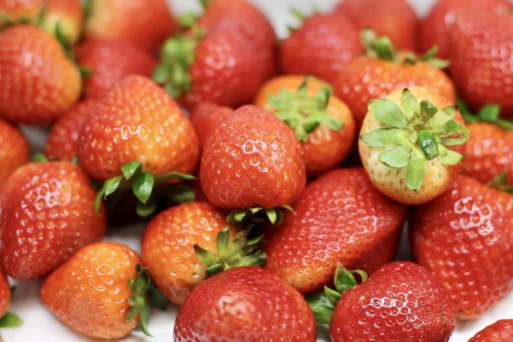 strawberries soaking to remove pesticides